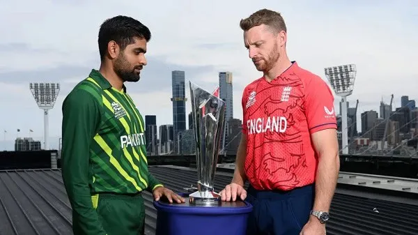 পাকিস্তান ও ইংল্যান্ড ক্রিকেট দলের খেলোয়াড়রা ম্যাচের ট্রফি দেখছেন. Channel i News - চ্যানেল আই নিউজ