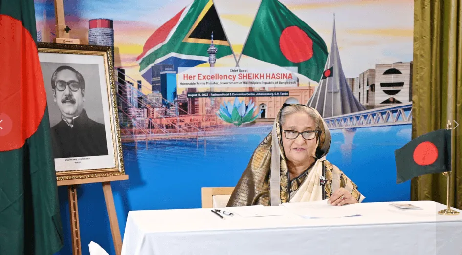 প্রধানমন্ত্রী শেখ হাসিনা জাতীয় পতাকা ও ছবি সহ বৈঠক করছেন. Channel i News - চ্যানেল আই নিউজ