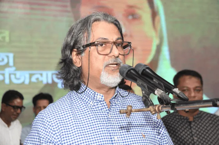 প্রধানমন্ত্রী শেখ হাসিনা ভাষণ দিচ্ছেন, পাশে অন্যান্য নেতা ও কর্মীরা. Channel i News - চ্যানেল আই নিউজ