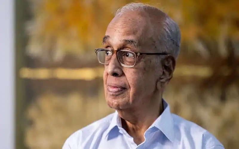 বয়স্ক ব্যক্তি স্মার্টফোন দেখছেন, চ্যানেল আই অনলাইন সংবাদ. Channel i News - চ্যানেল আই নিউজ