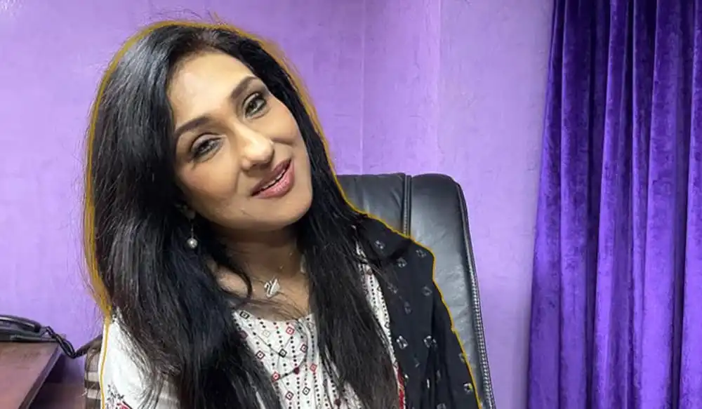 ঋতুপর্ণা ঢাকায় এসে বিব্রত, হাসিমুখে ক্যামেরার সামনে. Channel i News - চ্যানেল আই নিউজ