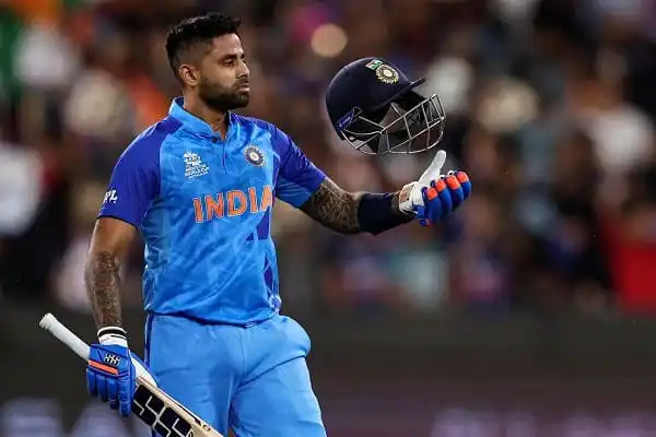 ভারতীয় ক্রিকেটার সূর্যকুমার হাঁটুতে ব্যাট ও হেলমেট নিয়ে দাঁড়িয়ে. Channel i News - চ্যানেল আই নিউজ