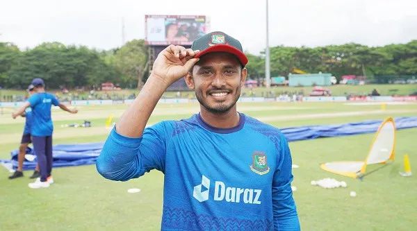 বাংলাদেশ ক্রিকেটার তানজিদ হাসিম মাঠে হাসিমুখে ক্যাপ পরছেন. Channel i News - চ্যানেল আই নিউজ