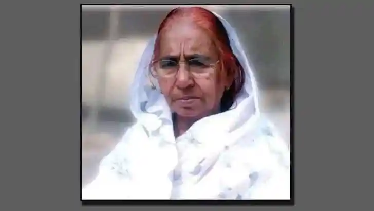 প্রখ্যাত নারী নেতা দবিরুল ইসলামের স্ত্রী, গৃহবধূ, সাদা শাড়ি পরিহিত. Channel i News - চ্যানেল আই নিউজ