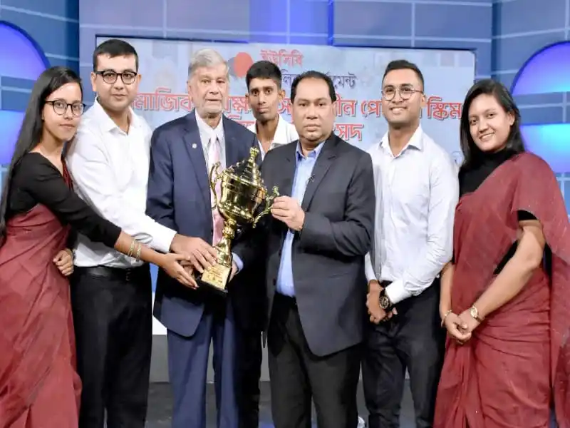 দলটি ট্রফি হাতে নিয়ে উল্লাস করছে, অনুষ্ঠানে উপস্থিত. Channel i News - চ্যানেল আই নিউজ