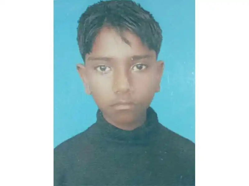 নিখোঁজ ছাত্রের ছবি, গা dark কালো টার্টলনেক পোশাক পরা. Channel i News - চ্যানেল আই নিউজ