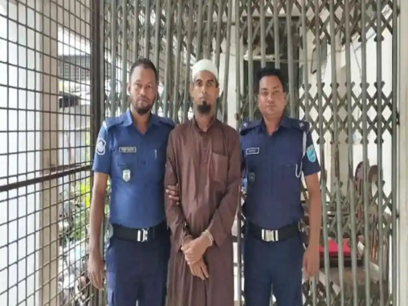 নির্বাহী আদালত থেকে আসামি বের হওয়া, নিরাপত্তা কর্মীরা পাশে দাঁড়িয়ে. Channel i News - চ্যানেল আই নিউজ