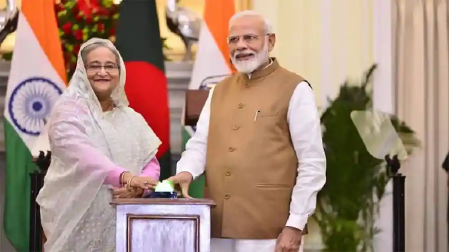 প্রধানমন্ত্রী ও প্রধানমন্ত্রী শেখ হাসিনা ভারতের সঙ্গে সম্পর্কের বিষয়ে আলোচনা করছেন. Channel i News - চ্যানেল আই নিউজ