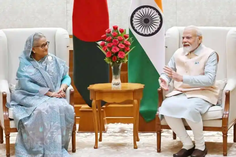 শেখ হাসিনা ও নরেন্দ্র মোদি বৈঠক করছেন, ভারতের ও বাংলাদেশের পতাকা পাশে. Channel i News - চ্যানেল আই নিউজ