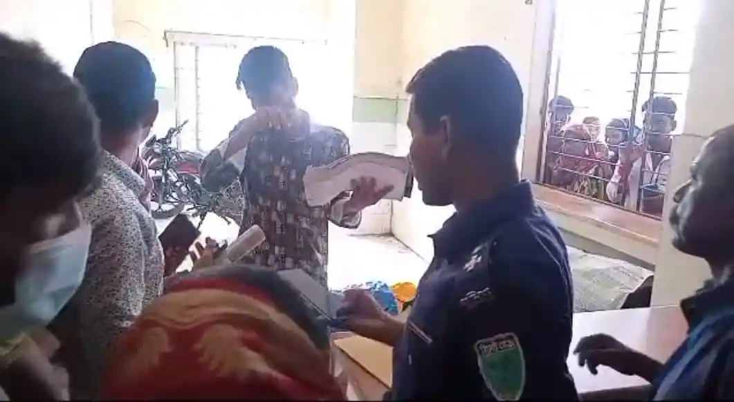 অভিযোগের শুনানি চলাকালে পুলিশ ও উপস্থিত মানুষজন. Channel i News - চ্যানেল আই নিউজ