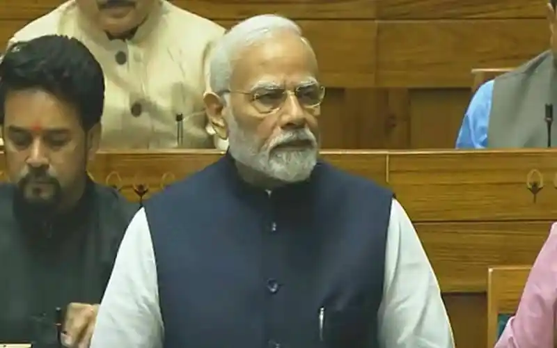 ভারতের সংসদে নারী সংরক্ষণ বিলের বিরুদ্ধে প্রতিবাদে অংশগ্রহণকারী মহিলা ও পুরুষরা. Channel i News - চ্যানেল আই নিউজ