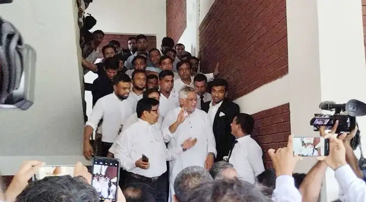 নেতাদের কারাগারে পাঠানোর জন্য অ্যাম্বুলেন্সে করে নিয়ে যাওয়া হচ্ছে. Channel i News - চ্যানেল আই নিউজ
