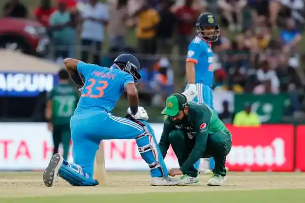 বাংলাদেশ ক্রিকেট দলের খেলোয়াড়রা মাঠে আহত খেলোয়াড়ের পাশে দাঁড়িয়ে. Channel i News - চ্যানেল আই নিউজ