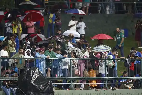 বৃষ্টির কারণে বাংলাদেশ-ভারত ম্যাচের দর্শকরা ছাতা নিয়ে অপেক্ষা করছেন. Channel i News - চ্যানেল আই নিউজ