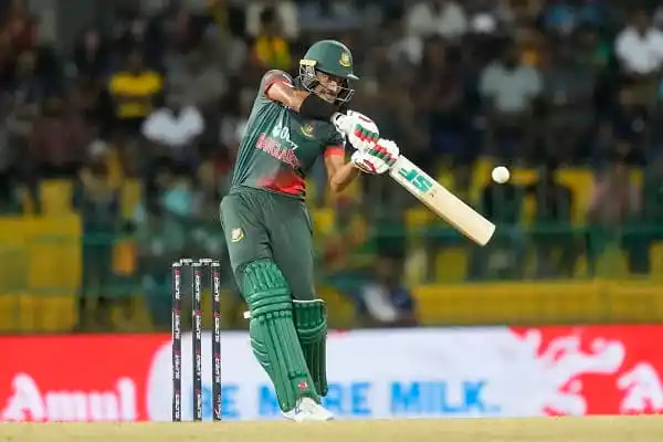 বাংলাদেশের ক্রিকেটার লিটন দাস ব্যাটিং করছেন, মাঠে খেলা চলছে. Channel i News - চ্যানেল আই নিউজ