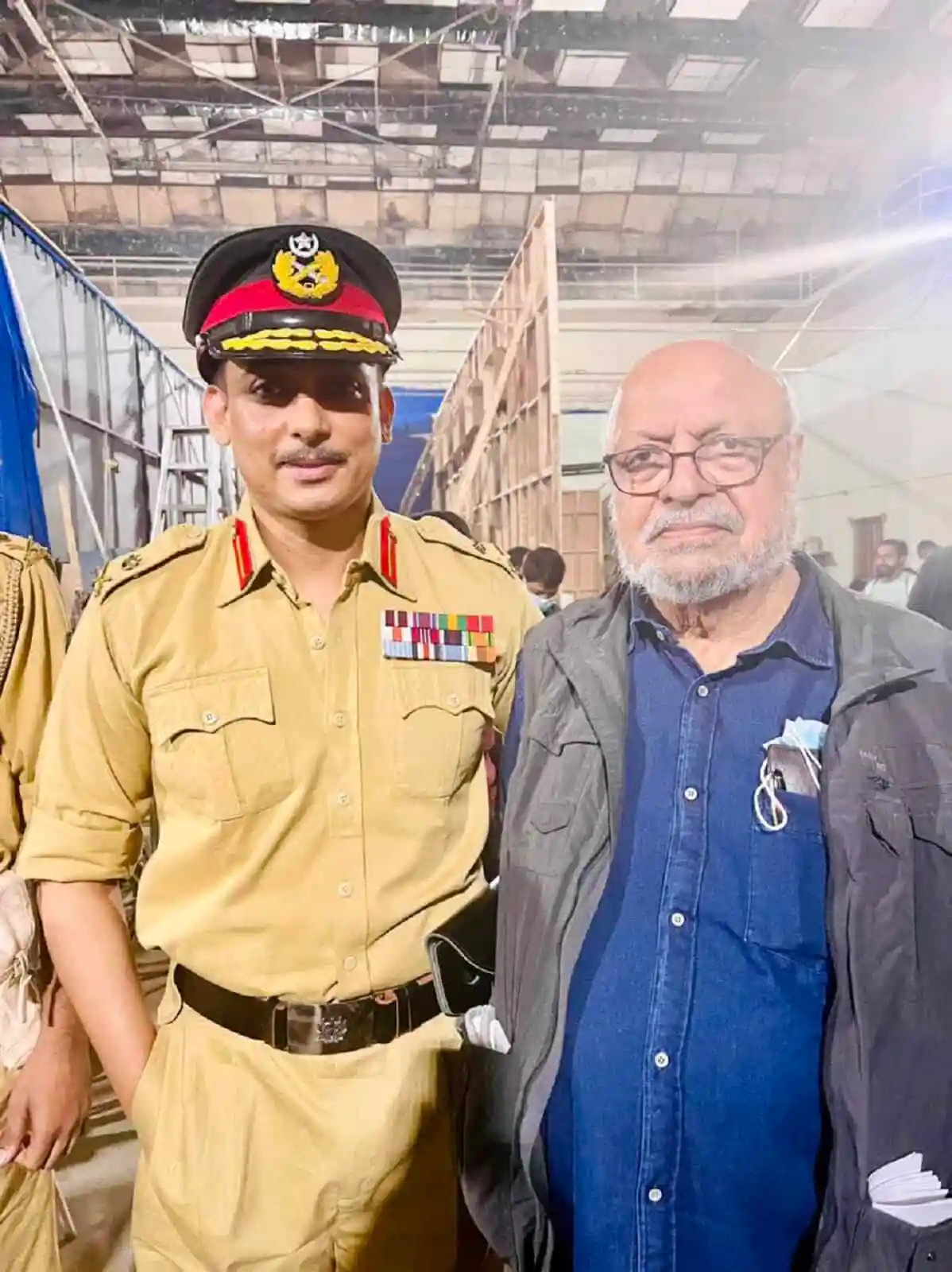 জায়েদ ও একজন পুলিশ কর্মকর্তা একসঙ্গে ছবি তুলেছেন. Channel i News - চ্যানেল আই নিউজ