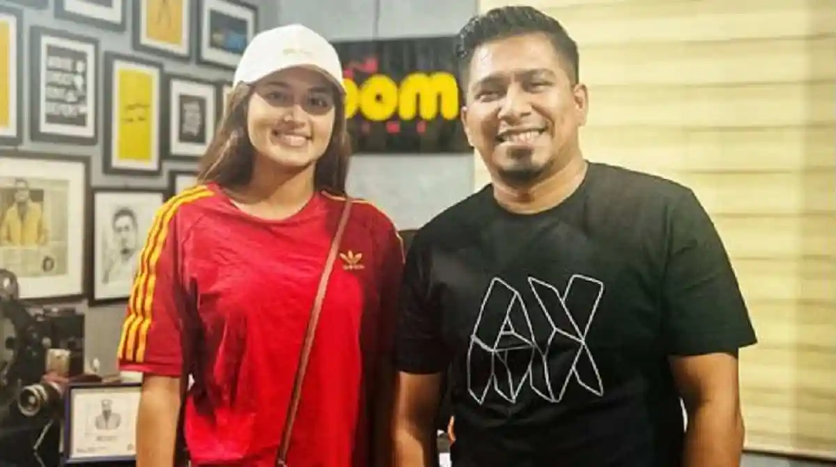 তাসনিয়া ফারিণ ও অমি ভাইয়া হাসিমুখে ছবি তুলেছেন. Channel i News - চ্যানেল আই নিউজ