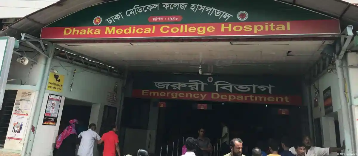 ঢাকা মেডিকেল কলেজ হাসপাতালের জরুরি বিভাগের প্রবেশদ্বার. Channel i News - চ্যানেল আই নিউজ