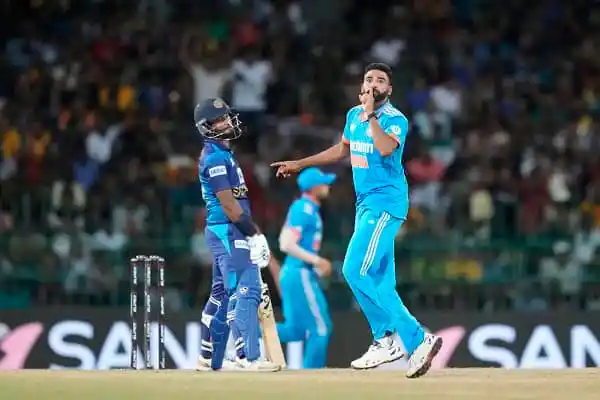 বাংলাদেশ ক্রিকেটার লঙ্কান ব্যাটসম্যানের সঙ্গে আলোচনা করছেন. Channel i News - চ্যানেল আই নিউজ