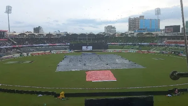 বৃষ্টির কারণে মাঠে পানি জমে আছে, খেলা শুরু হতে অপেক্ষা করছে. Channel i News - চ্যানেল আই নিউজ