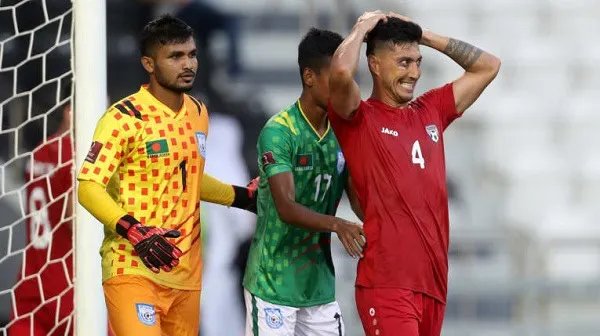 বাংলাদেশের ফুটবল দলের খেলোয়াড়রা মাঠে খেলা উপভোগ করছে. Channel i News - চ্যানেল আই নিউজ