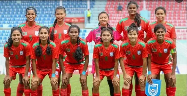 বাংলাদেশ নারী ফুটবল দলের খেলোয়াড়রা মাঠে প্রস্তুত. Channel i News - চ্যানেল আই নিউজ