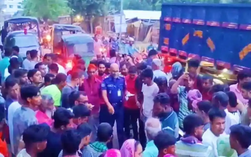 বেপরোয়া ট্রাকের ধাক্কায় সাইকেল আরোহীর মৃত্যু, ঘটনাস্থলে পুলিশ ও স্থানীয়রা. Channel i News - চ্যানেল আই নিউজ