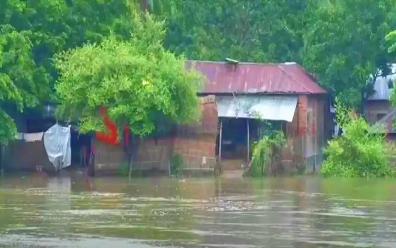 আত্রাই নদীর বাঁধ ভেঙ্গে পানি ঢুকে গেছে গ্রামে. Channel i News - চ্যানেল আই নিউজ
