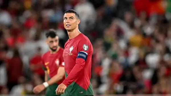 ক্রিস্তিয়ানো রোনালদো লাল জার্সি পরা ফুটবল ম্যাচে উপস্থিত. Channel i News - চ্যানেল আই নিউজ