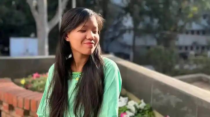 প্রকৃতির মাঝে এক তরুণী হাসিমুখে দাঁড়িয়ে. Channel i News - চ্যানেল আই নিউজ
