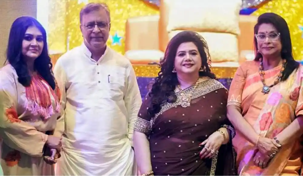 সংস্কৃতি প্রতিমন্ত্রীসহ সেরাকণ্ঠ’র অতিথি বিচারকরা একসঙ্গে ছবি তুলেছেন. Channel i News - চ্যানেল আই নিউজ