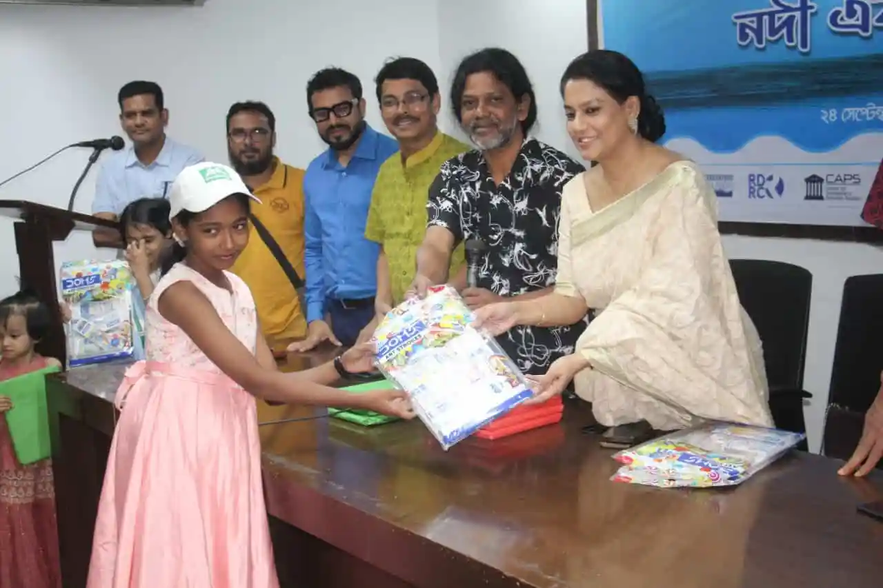 শিশু শিক্ষার্থীদের পুরস্কার বিতরণ অনুষ্ঠানে চ্যানেল আই অনলাইন প্রতিনিধিরা. Channel i News - চ্যানেল আই নিউজ