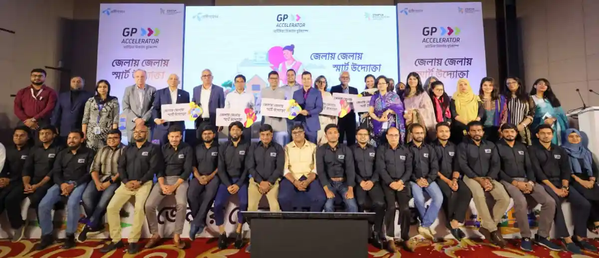 উদ্যোক্তা ও উদ্ভাবকদের সম্মাননা প্রদান অনুষ্ঠানে অংশগ্রহণকারীরা. Channel i News - চ্যানেল আই নিউজ