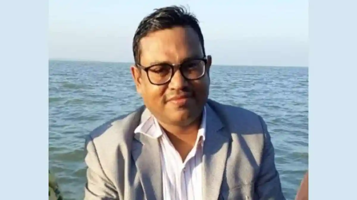 ঢাকা বিশ্ববিদ্যালয়ের অধ্যাপক সমুদ্রের পাশে বসে ছবি তুলেছেন. Channel i News - চ্যানেল আই নিউজ