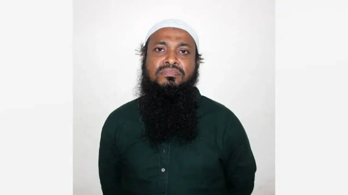 প্রকৌশলী সাব্বিরের ছবি, কালো শার্ট ও সাদা টুপি পরিহিত. Channel i News - চ্যানেল আই নিউজ