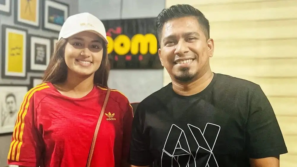 চ্যানেল আই অনলাইন সংবাদ প্রতিবেদক ও অতিথি হাস্যোজ্জ্বল মুখে. Channel i News - চ্যানেল আই নিউজ
