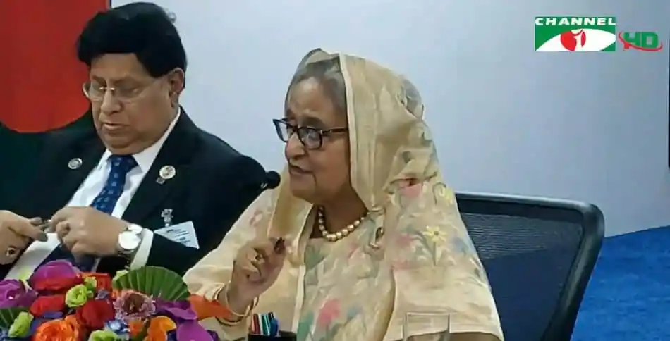 প্রধানমন্ত্রী ও অন্য কর্মকর্তারা বৈঠকে বসে আলোচনা করছেন।. Channel i News - চ্যানেল আই নিউজ