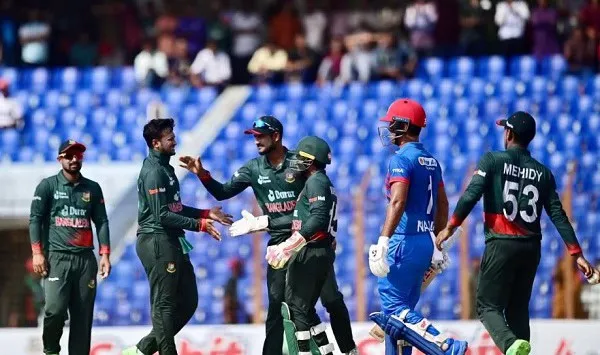 বাংলাদেশ ও ভারতের ক্রিকেটাররা মাঠে খেলছে, ম্যাচের উত্তেজনা. Channel i News - চ্যানেল আই নিউজ