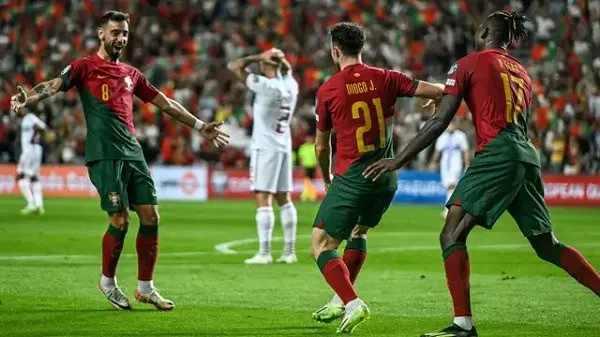 পর্তুগাল ফুটবল দলের খেলোয়াড়রা মাঠে উদযাপন করছে. Channel i News - চ্যানেল আই নিউজ