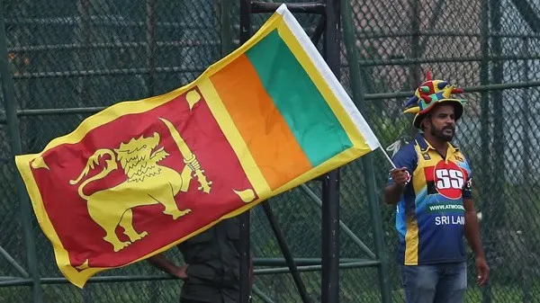শ্রীলঙ্কার ক্রিকেট দলের সমর্থক পতাকা হাতে দাঁড়িয়ে. Channel i News - চ্যানেল আই নিউজ