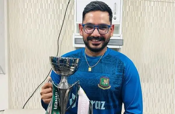 বাংলাদেশের ক্রিকেটার জিতের ছবি, তিনি ট্রফি হাতে হাসছেন. Channel i News - চ্যানেল আই নিউজ