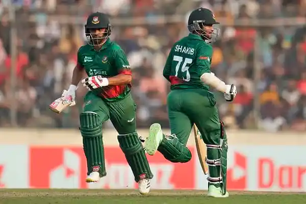 বাংলাদেশ ক্রিকেটাররা মাঠে ব্যাটিং করছে, খেলা চলমান. Channel i News - চ্যানেল আই নিউজ