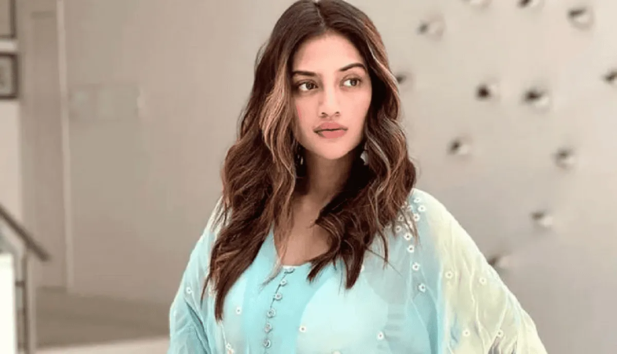 সৌন্দর্যবতী নারী মডেল, হালকা নীল শাড়ি পরা, সুন্দর চেহারা, প্রাকৃতিক লুক. Channel i News - চ্যানেল আই নিউজ