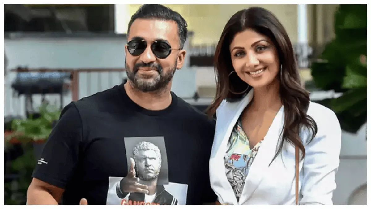 দুটি মানুষ হাসিমুখে ছবি তুলছেন, এক ব্যক্তি কালো টি-শার্টে, অন্যজন হালকা জ্যাকেটে।. Channel i News - চ্যানেল আই নিউজ