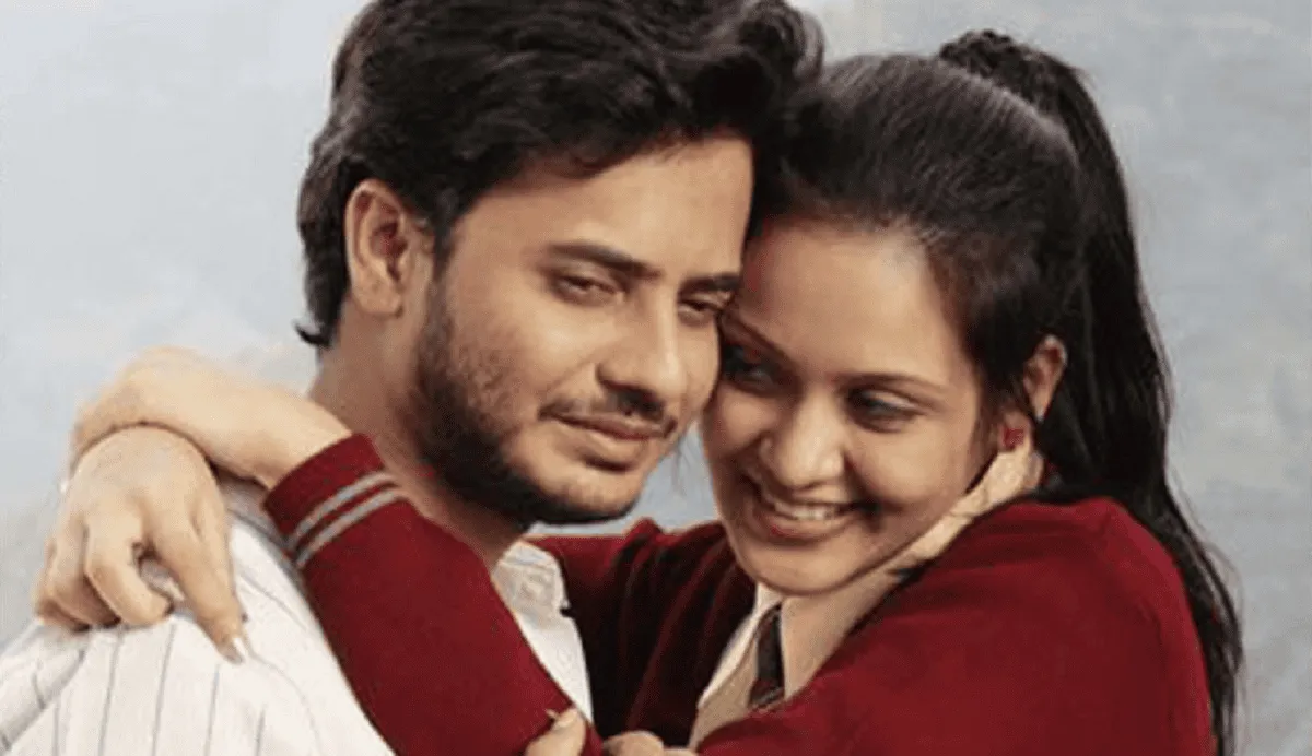 রাহুল ও প্রিয়াঙ্কা একসঙ্গে হাসিমুখে আলিঙ্গন করছেন. Channel i News - চ্যানেল আই নিউজ