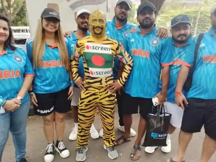 বাংলাদেশ ক্রিকেট দলের সমর্থকদের সঙ্গে এক ব্যক্তি পোষাক পরিহিত।. Channel i News - চ্যানেল আই নিউজ
