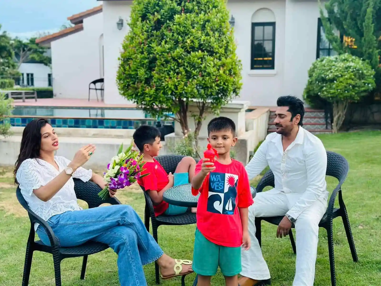 পরিবারের সদস্যরা বাগানে বসে হাসি-খুশি সময় কাটাচ্ছেন. Channel i News - চ্যানেল আই নিউজ
