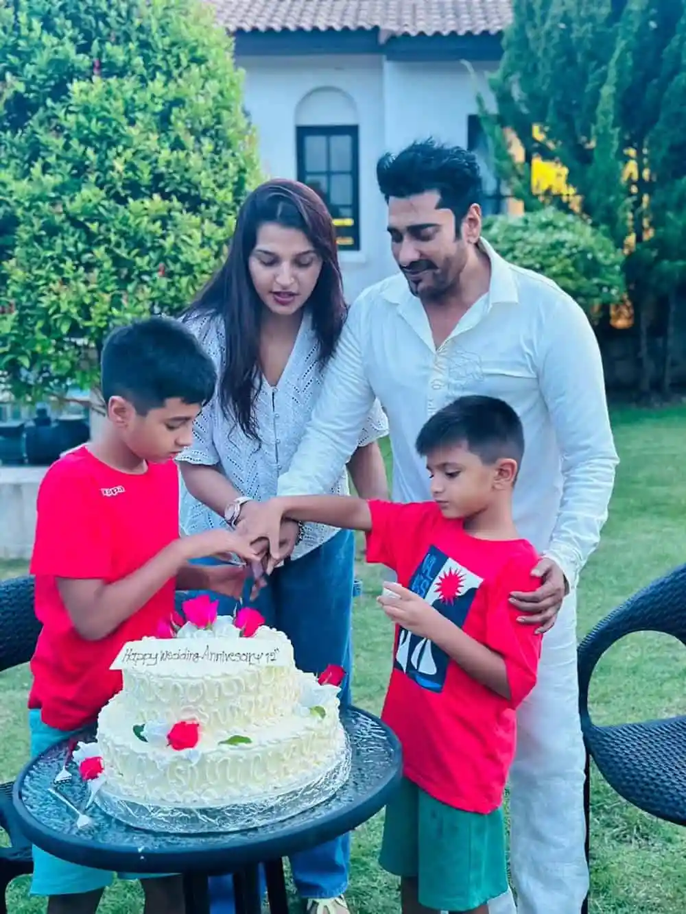 পরিবারের সদস্যরা একসঙ্গে জন্মদিনের কেক কাটছেন. Channel i News - চ্যানেল আই নিউজ