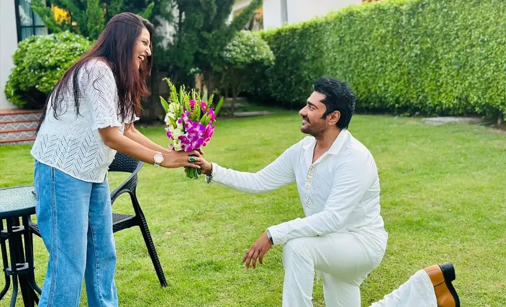 একজন যুবক প্রেমিকার হাতে ফুল দিয়ে প্রস্তাব করছে. Channel i News - চ্যানেল আই নিউজ