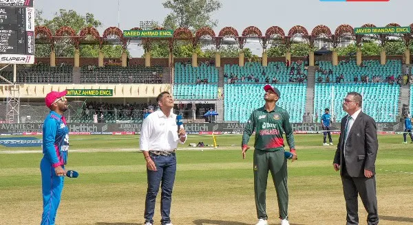 বাংলাদেশ ও পাকিস্তান ক্রিকেট দলের খেলোয়াড়রা মাঠে আলোচনা করছে।. Channel i News - চ্যানেল আই নিউজ